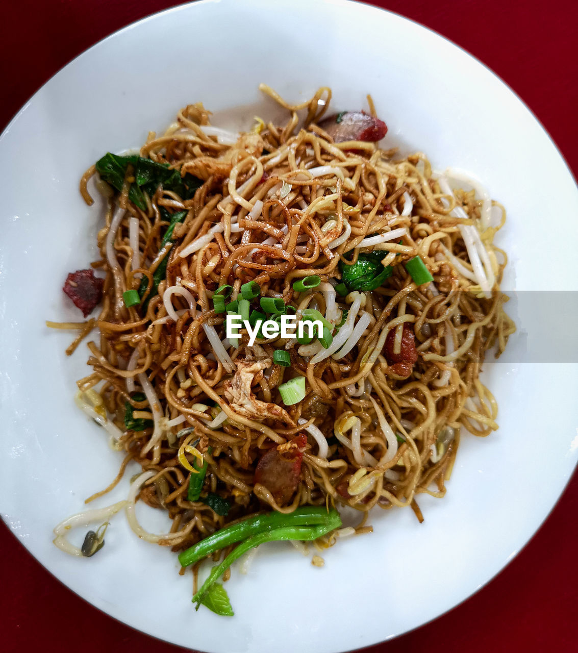 food and drink, food, fried noodles, chow mein, pasta, italian food, dish, plate, healthy eating, noodle, wellbeing, chinese food, meal, thai food, freshness, lo mein, asian food, indoors, no people, cuisine, hokkien mee, vegetable, meat, bakmi, high angle view, pad thai, directly above, serving size, stir-fried, produce, fried, close-up, table, red, still life, savory food, business