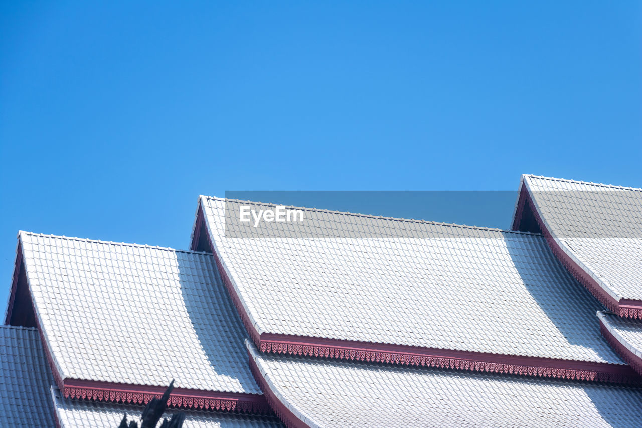 LOW ANGLE VIEW OF BUILDINGS AGAINST CLEAR BLUE SKY
