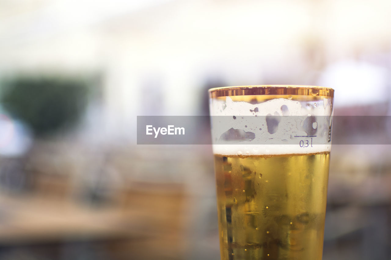 CLOSE-UP OF GLASS OF BEER