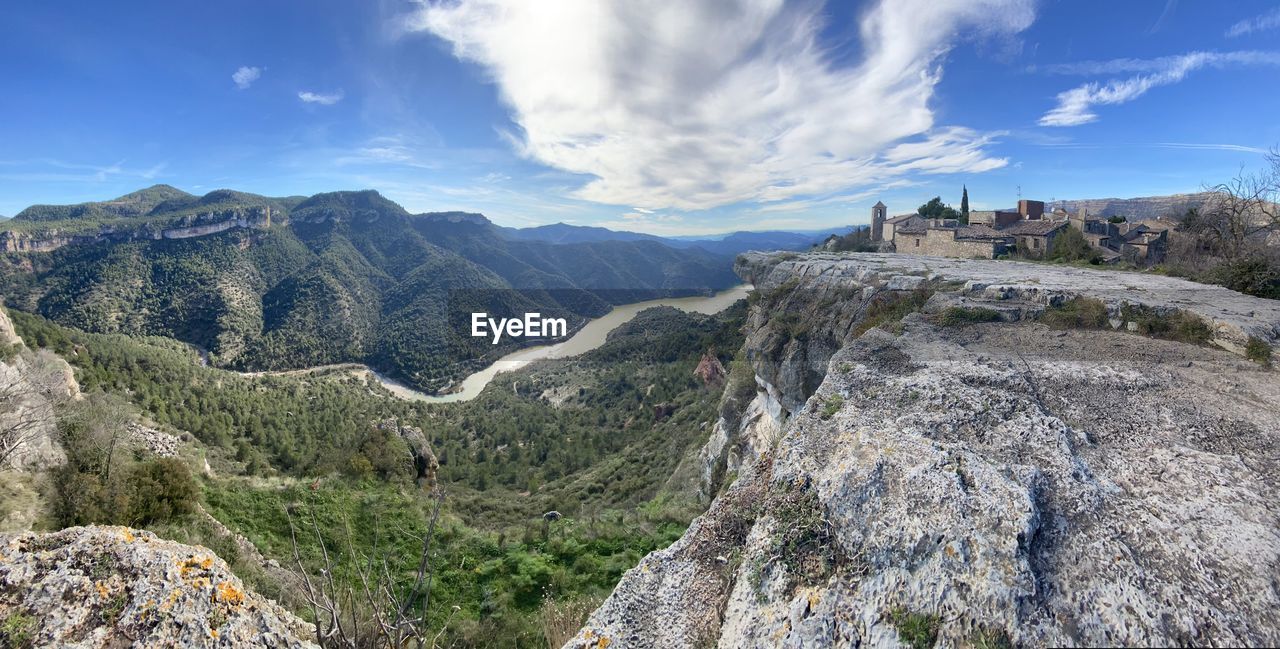 PANORAMIC VIEW OF MOUNTAIN AGAINST SKY