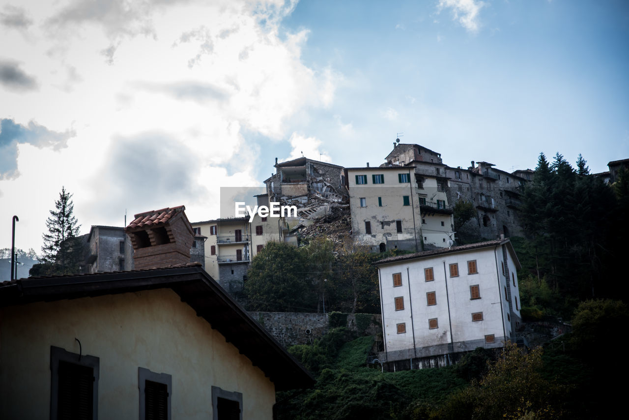 LOW ANGLE VIEW OF RESIDENTIAL BUILDINGS AGAINST SKY