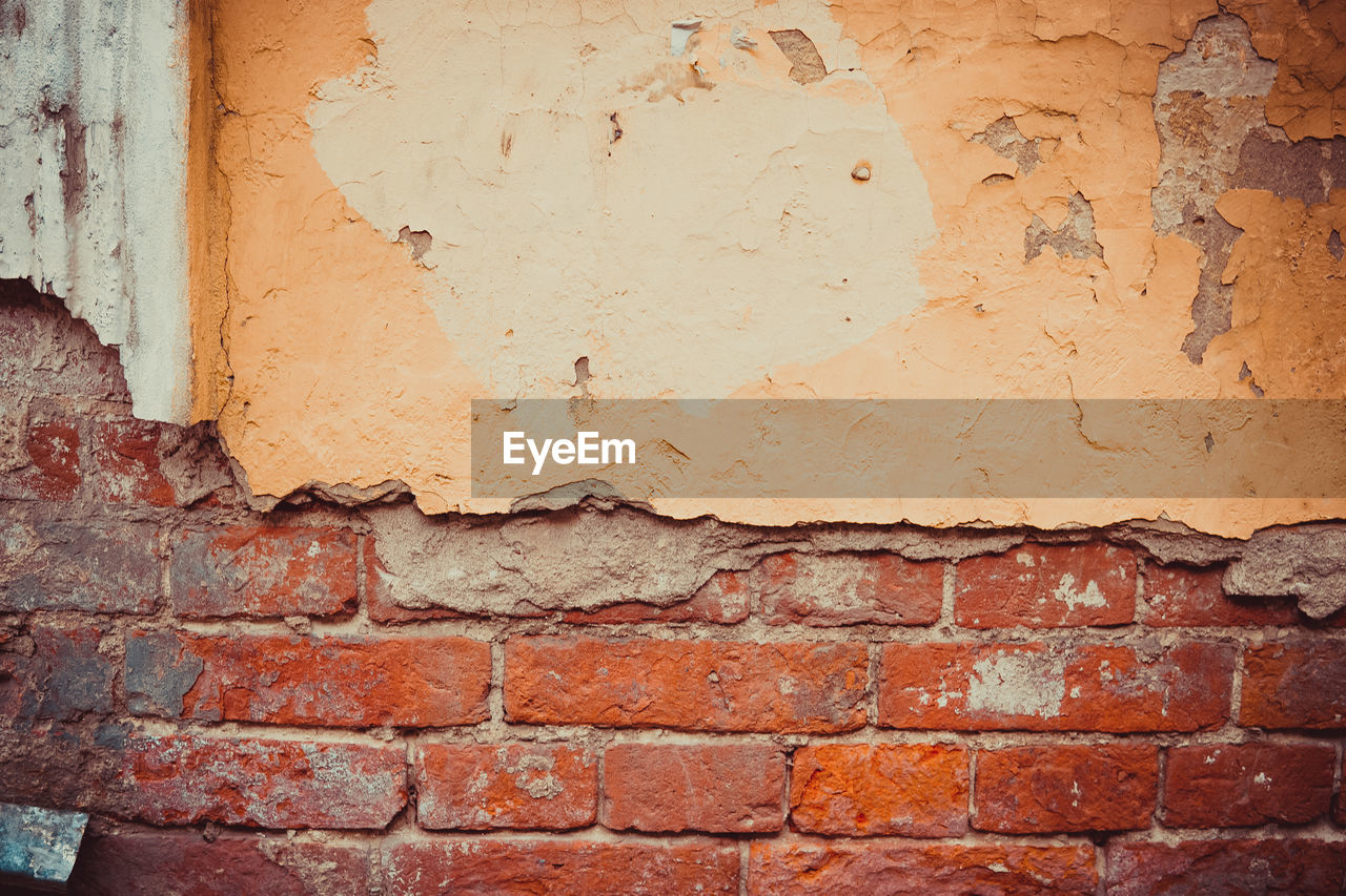 CLOSE-UP OF BRICK WALL