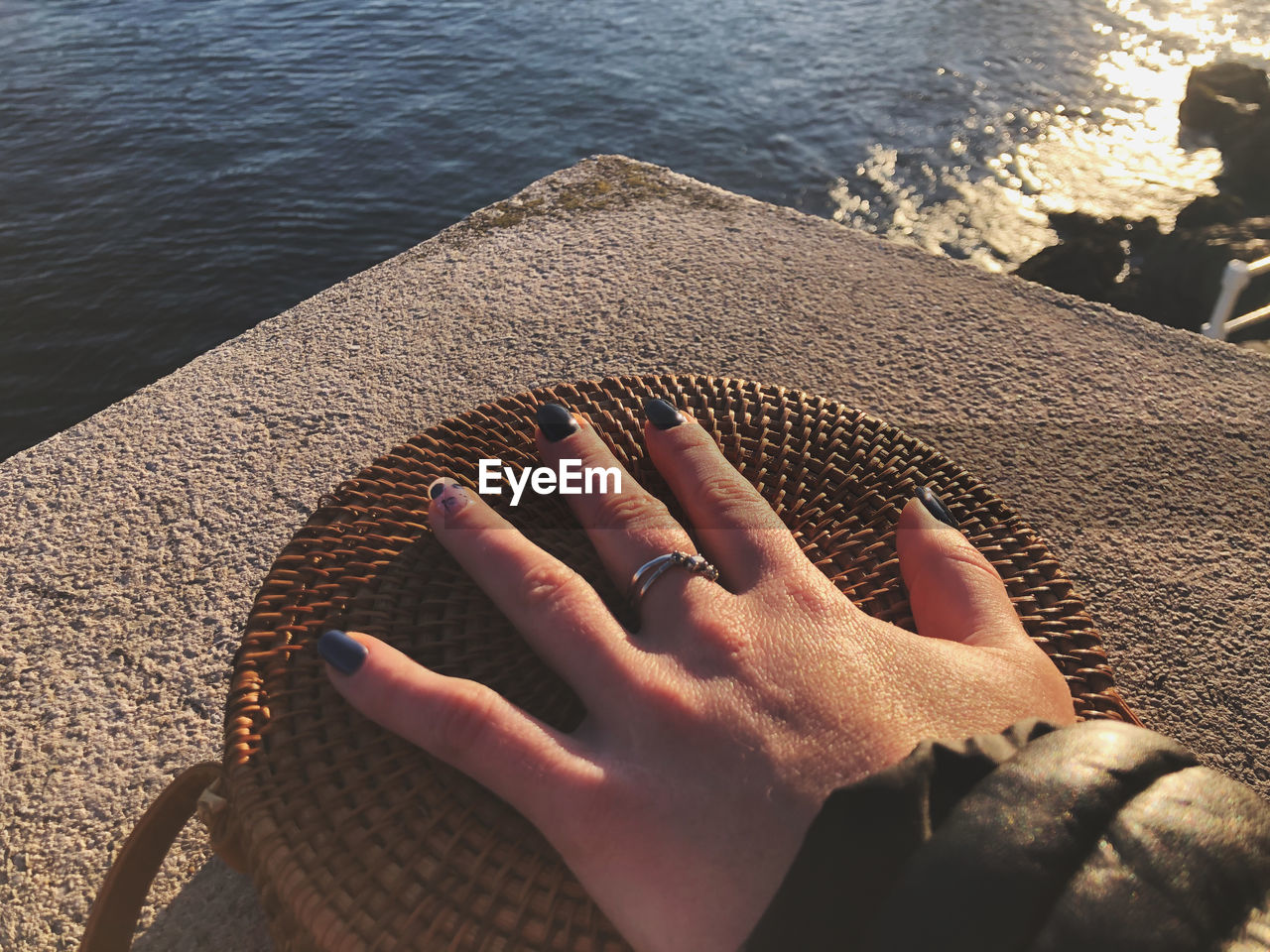 HIGH ANGLE VIEW OF WOMAN HAND OVER SEA