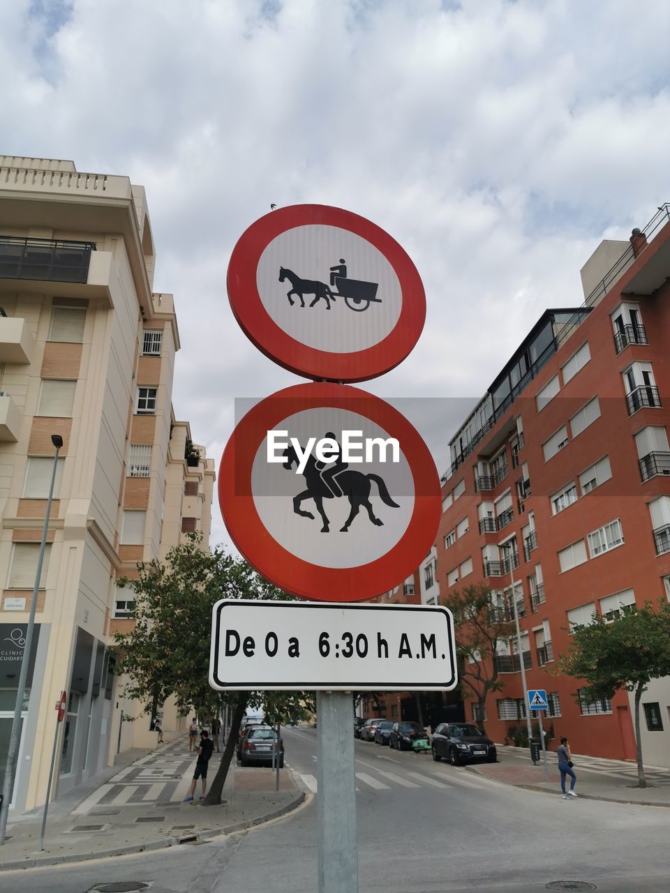 INFORMATION SIGN ON ROAD AGAINST SKY