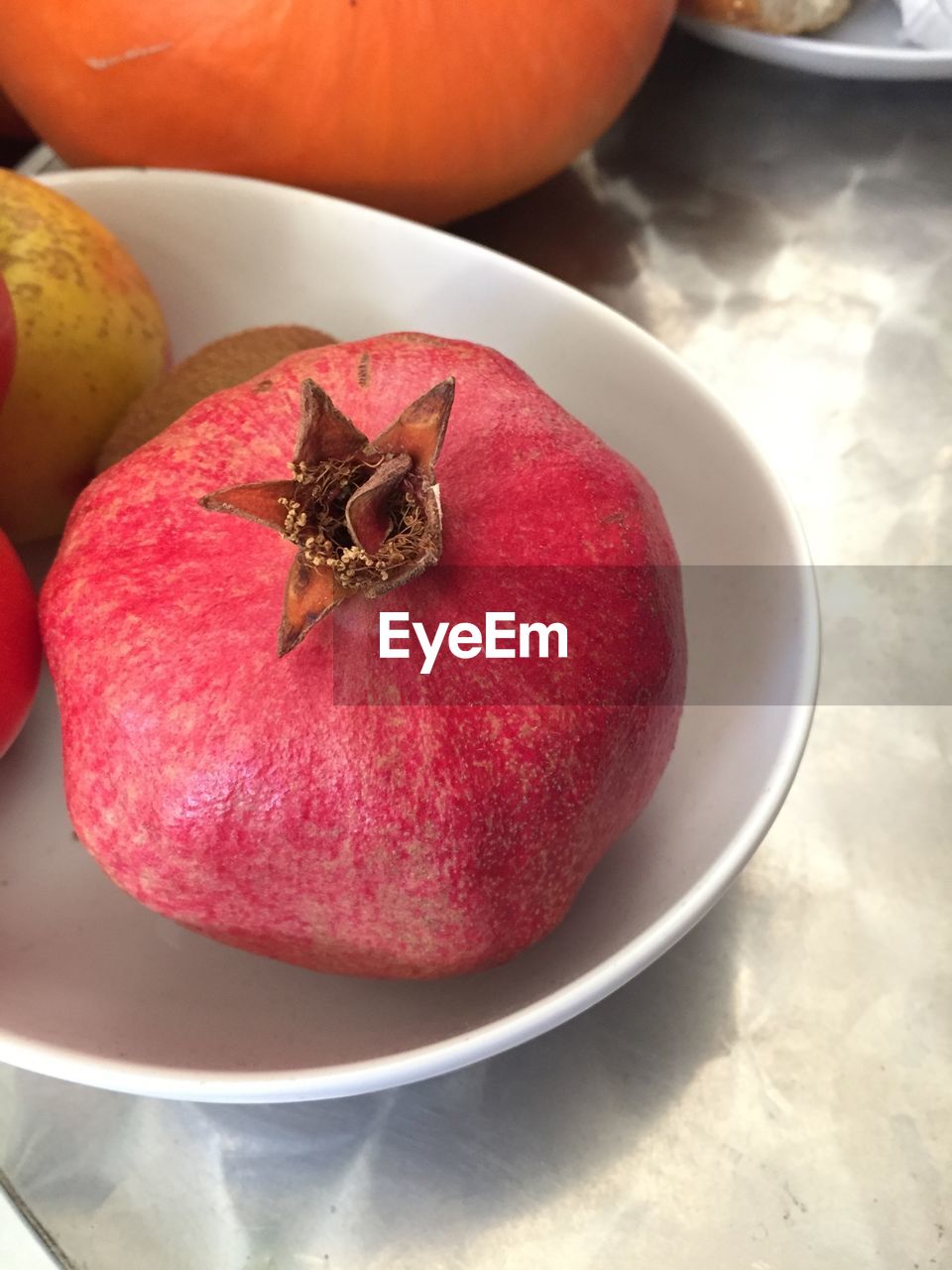 HIGH ANGLE VIEW OF FRESH FRUITS IN BOWL