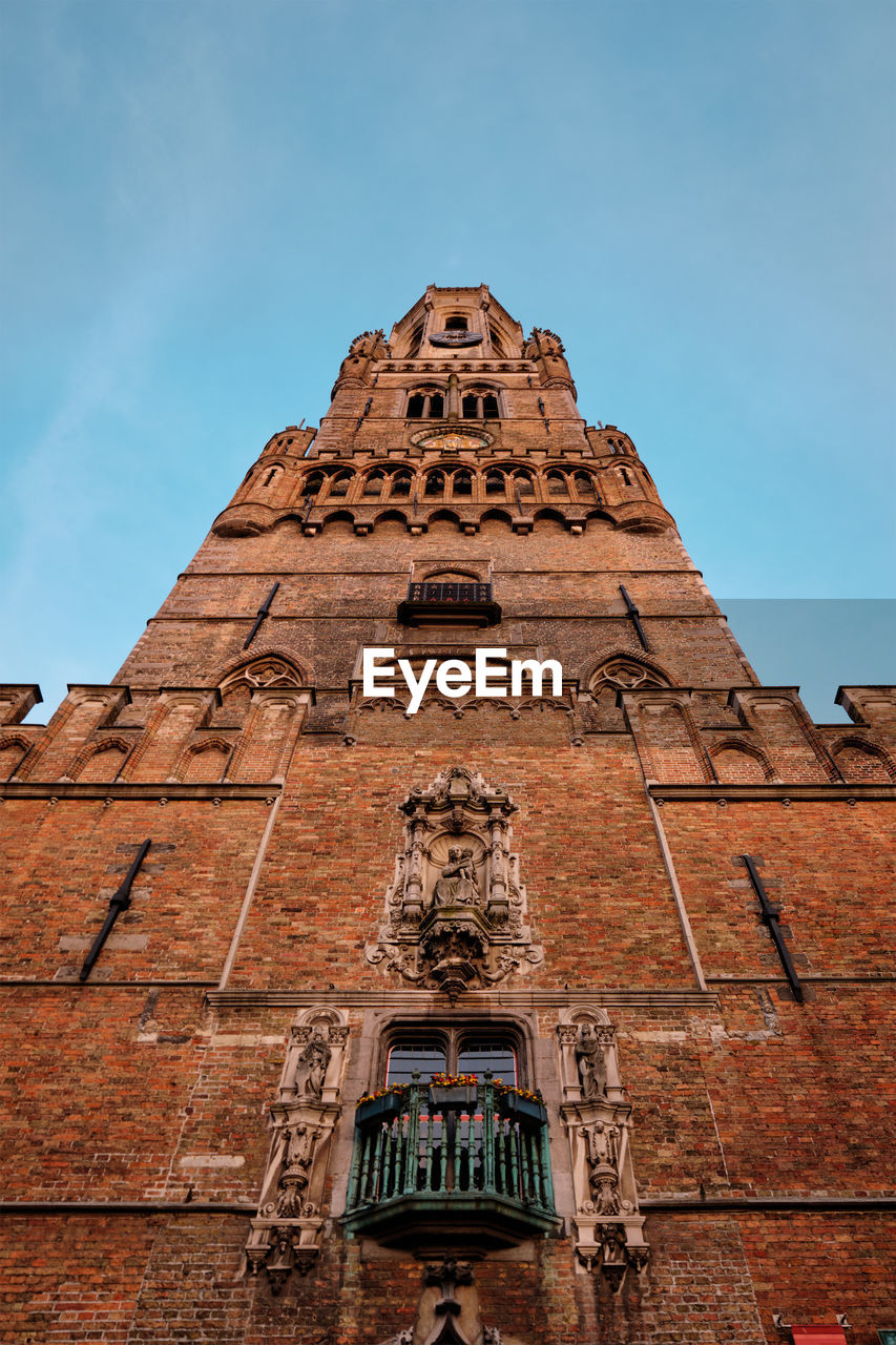 LOW ANGLE VIEW OF A BUILDING AGAINST SKY