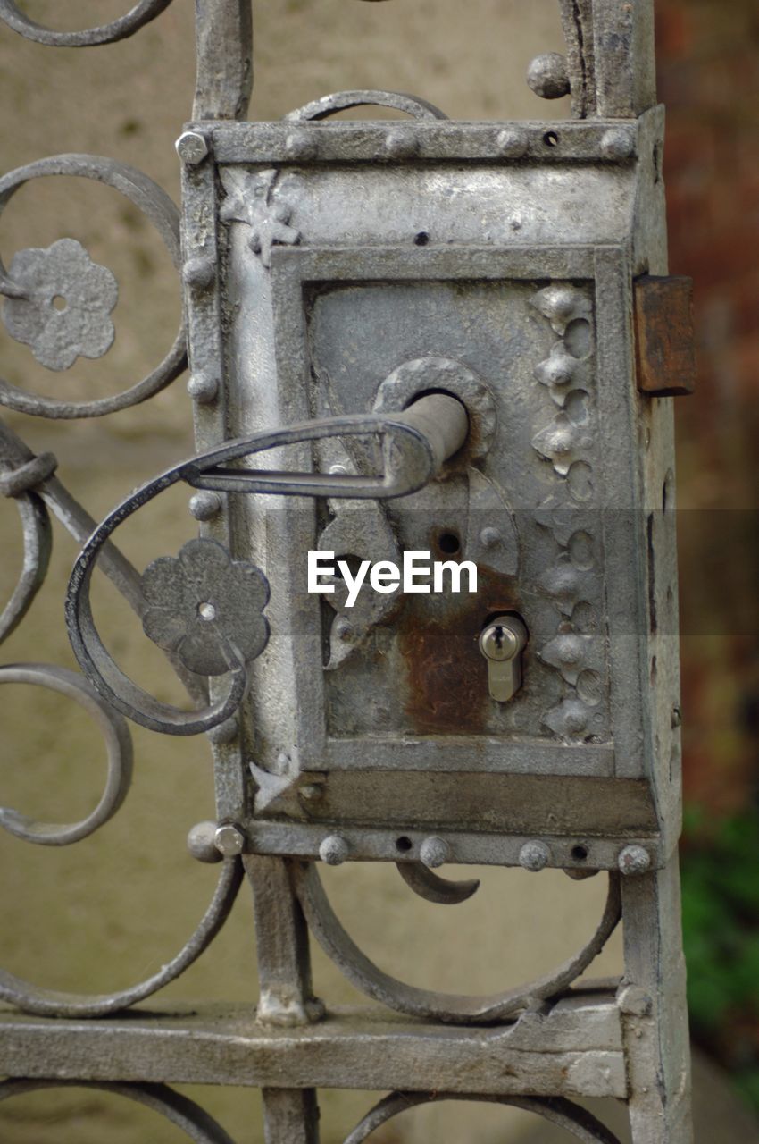 CLOSE-UP OF RUSTY METALLIC DOOR