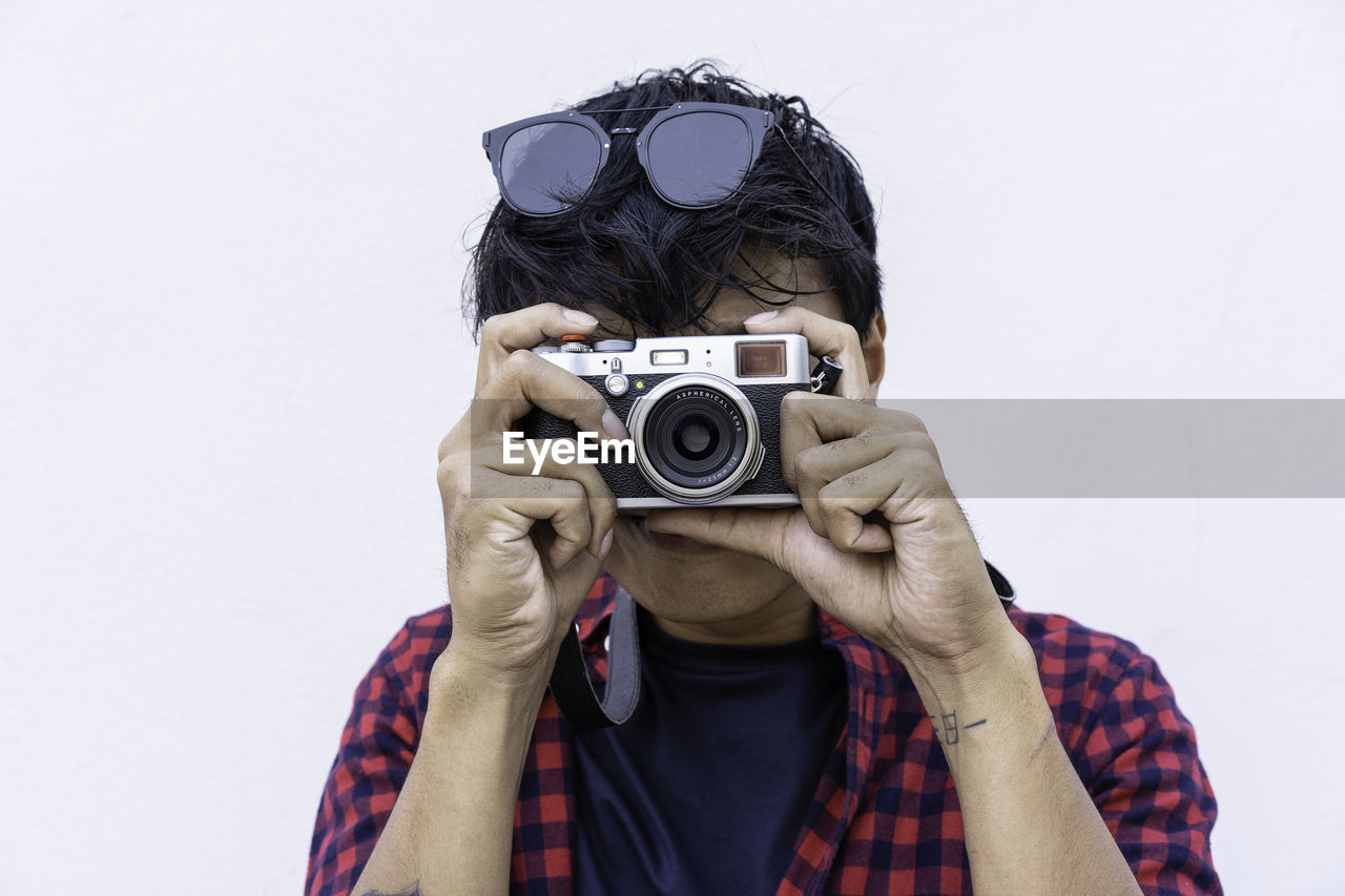 PORTRAIT OF MAN PHOTOGRAPHING WITH CAMERA