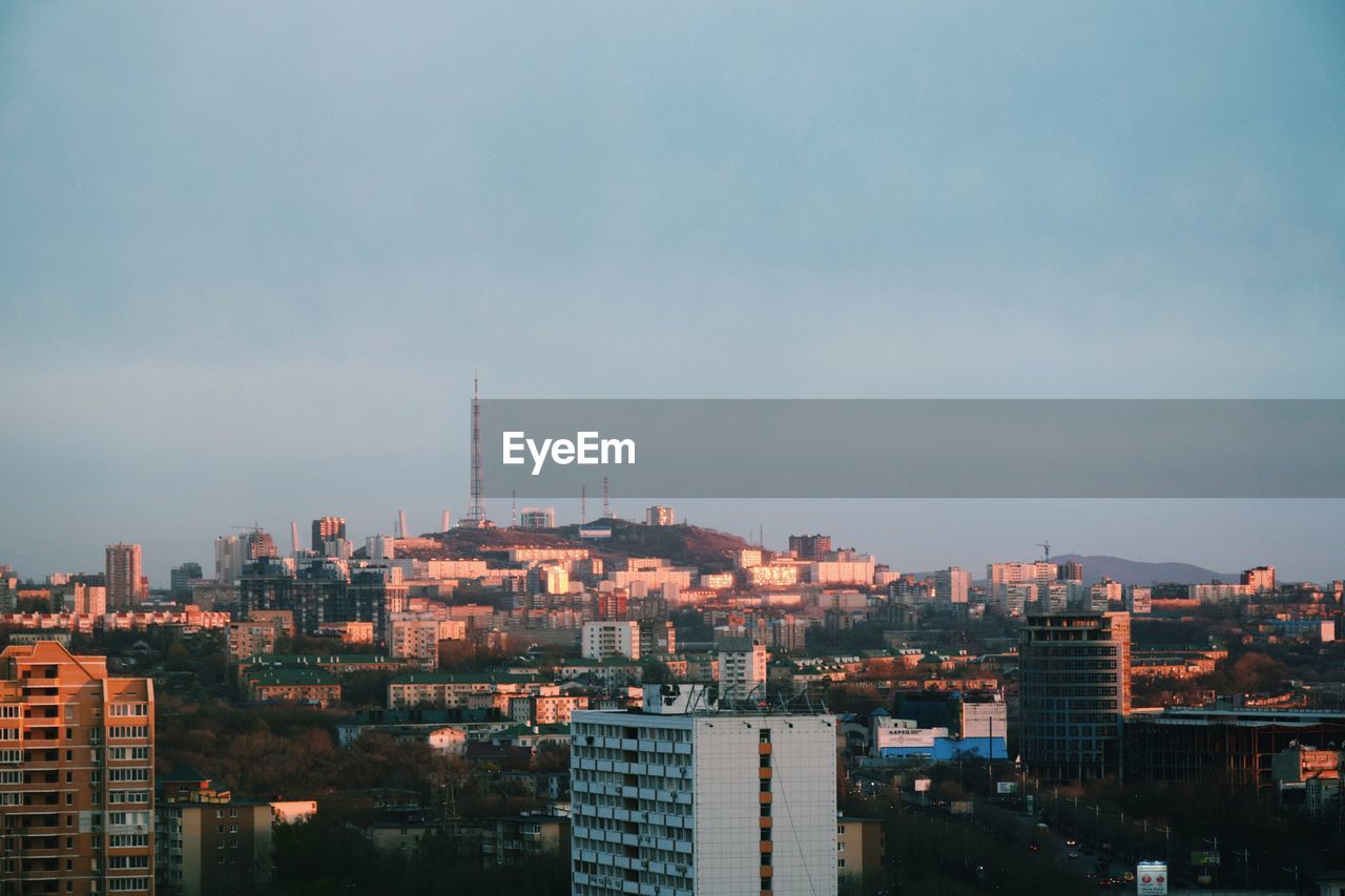 HIGH ANGLE VIEW OF BUILDINGS IN CITY