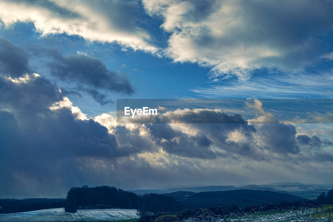 SCENIC VIEW OF DRAMATIC SKY OVER SEA