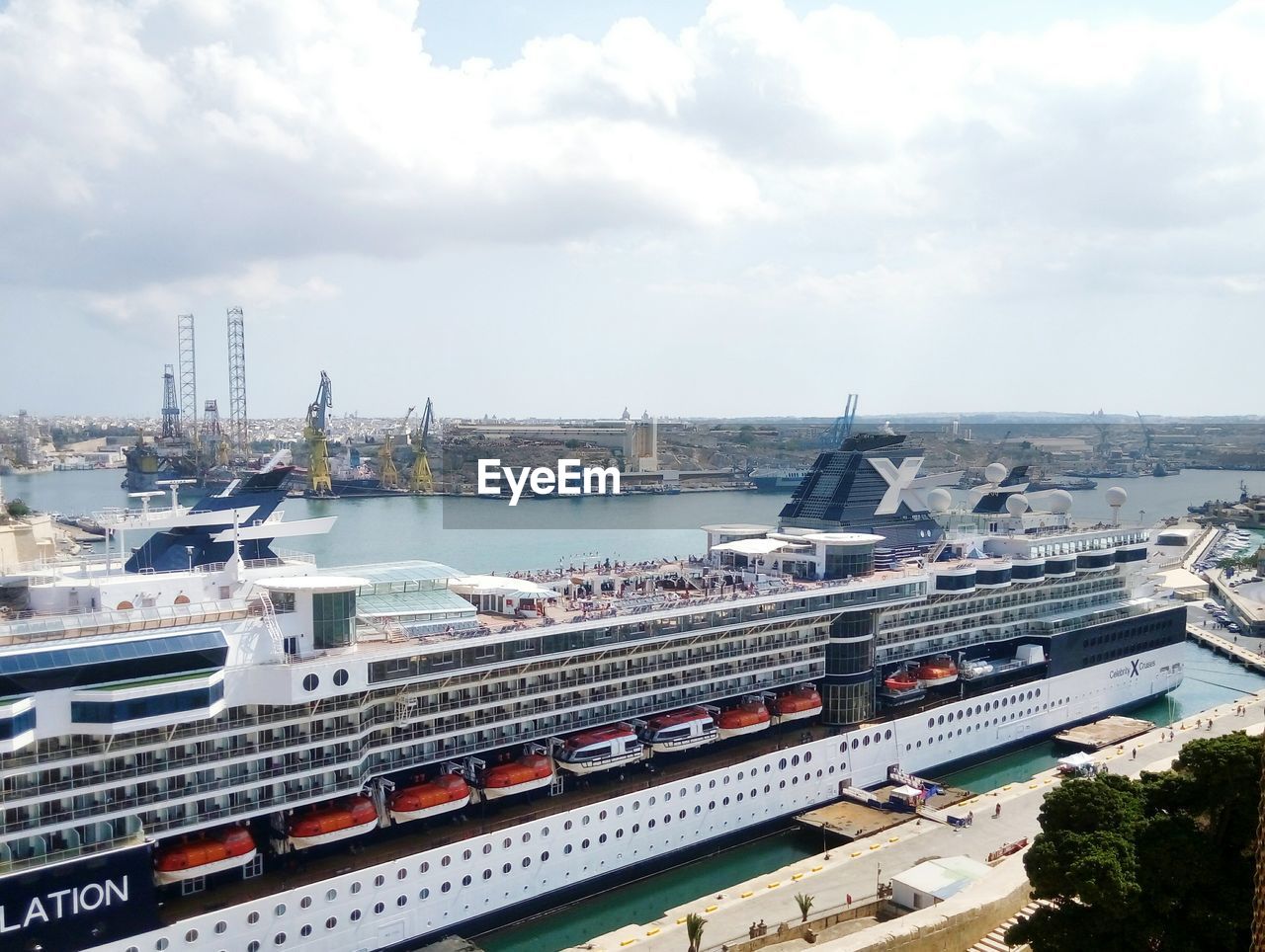 HIGH ANGLE VIEW OF COMMERCIAL DOCK AND RIVER AGAINST SKY