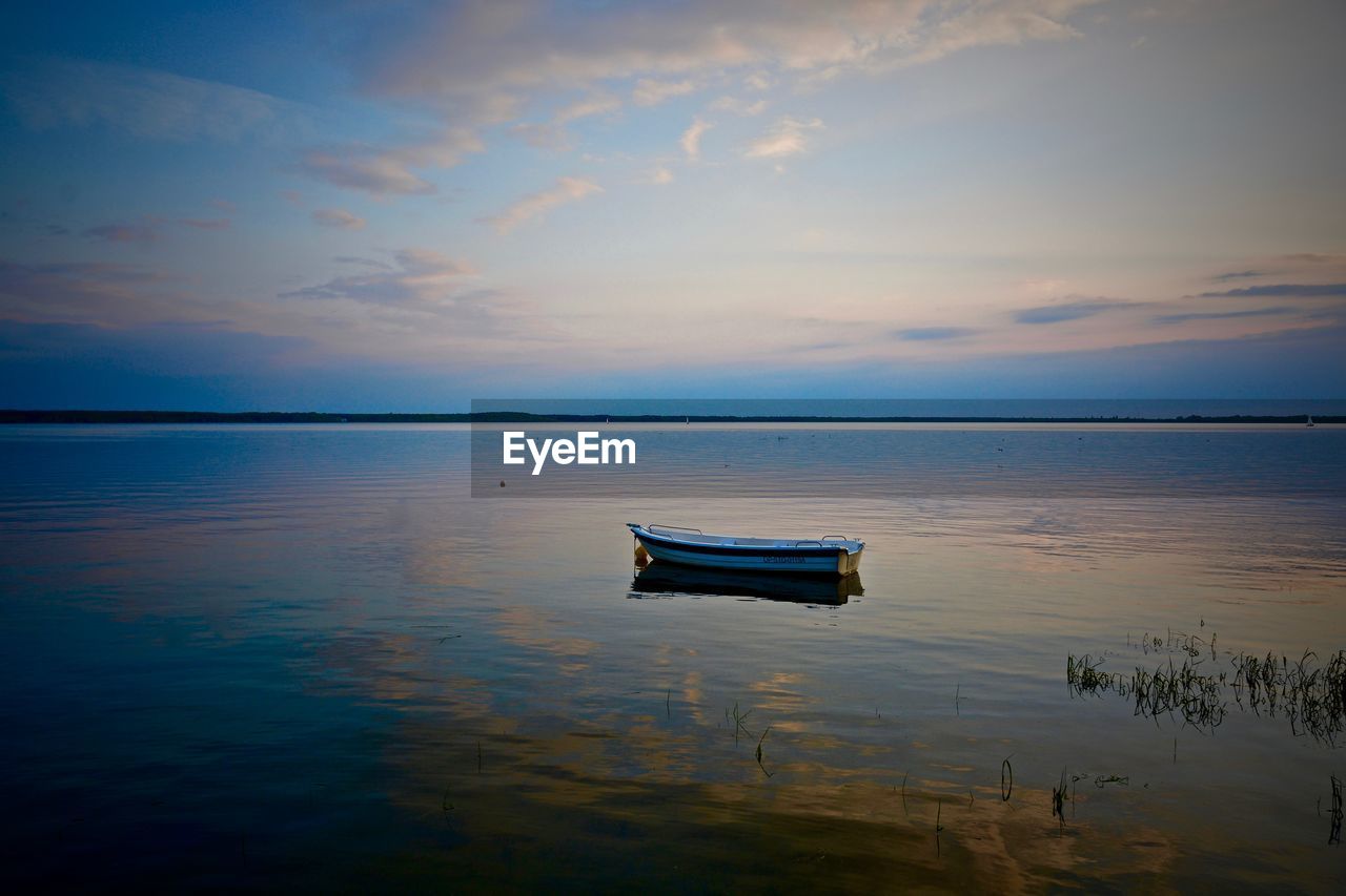 SCENIC VIEW OF SEA AGAINST SKY AT SUNSET