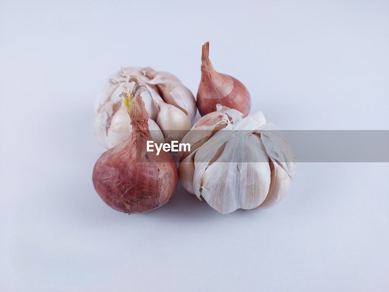 garlic, food and drink, food, shallot, plant, freshness, healthy eating, vegetable, produce, ingredient, garlic bulb, wellbeing, spice, studio shot, indoors, flower, still life, no people, onion, garlic clove, raw food, group of objects, close-up, red onion, organic