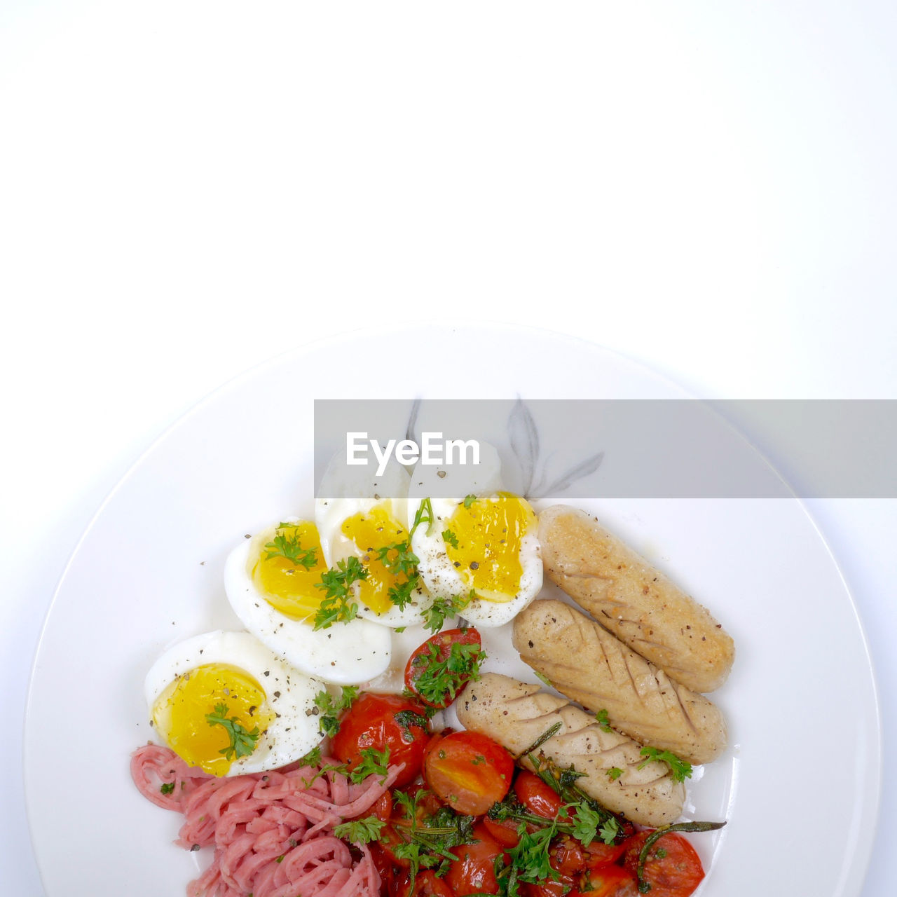 HIGH ANGLE VIEW OF BREAKFAST IN PLATE