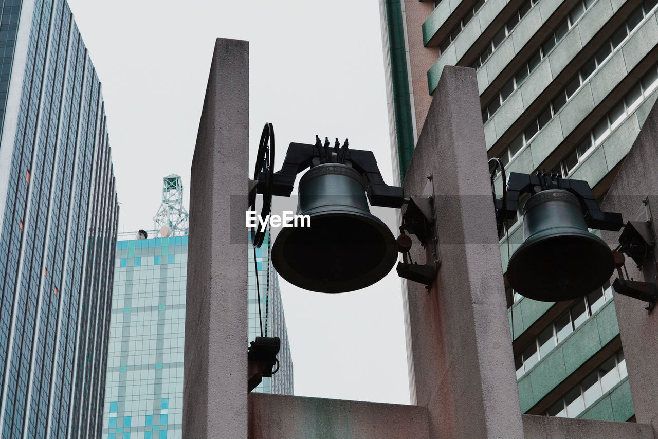 LOW ANGLE VIEW OF BUILDINGS AGAINST SKY