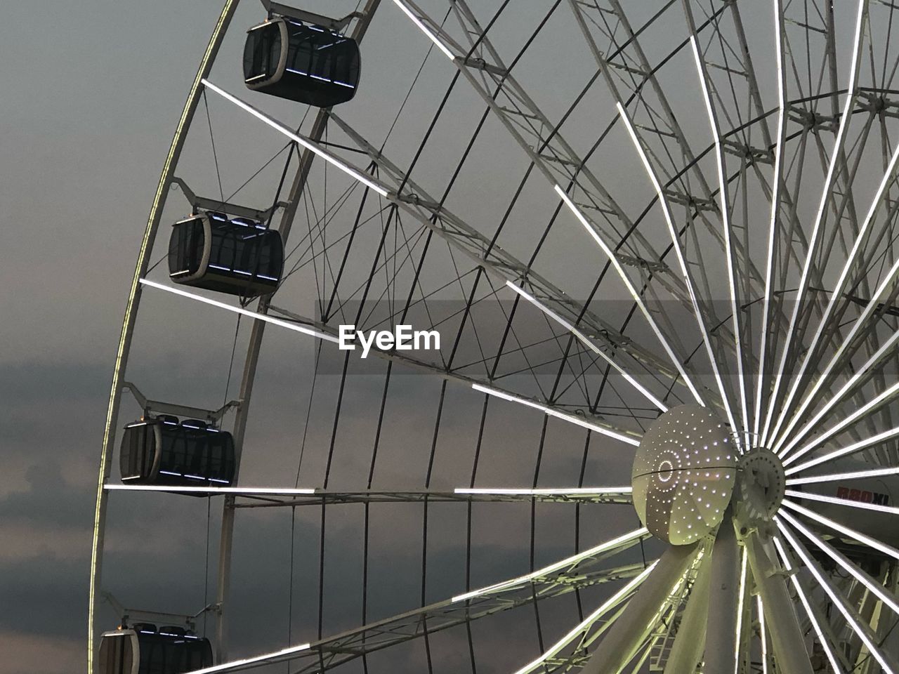 LOW ANGLE VIEW OF FERRIS WHEEL IN CITY