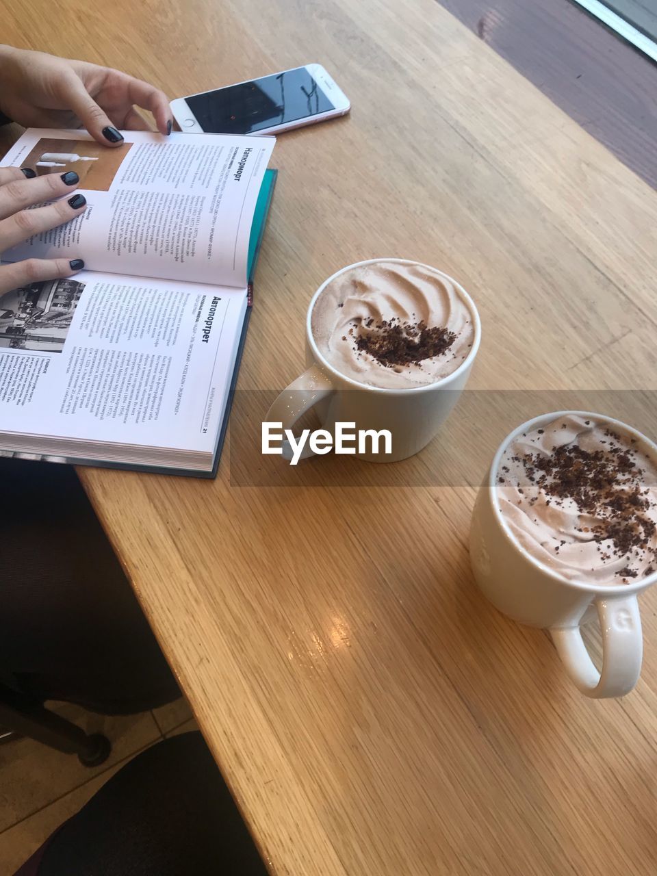 HIGH ANGLE VIEW OF COFFEE CUP AND TABLE