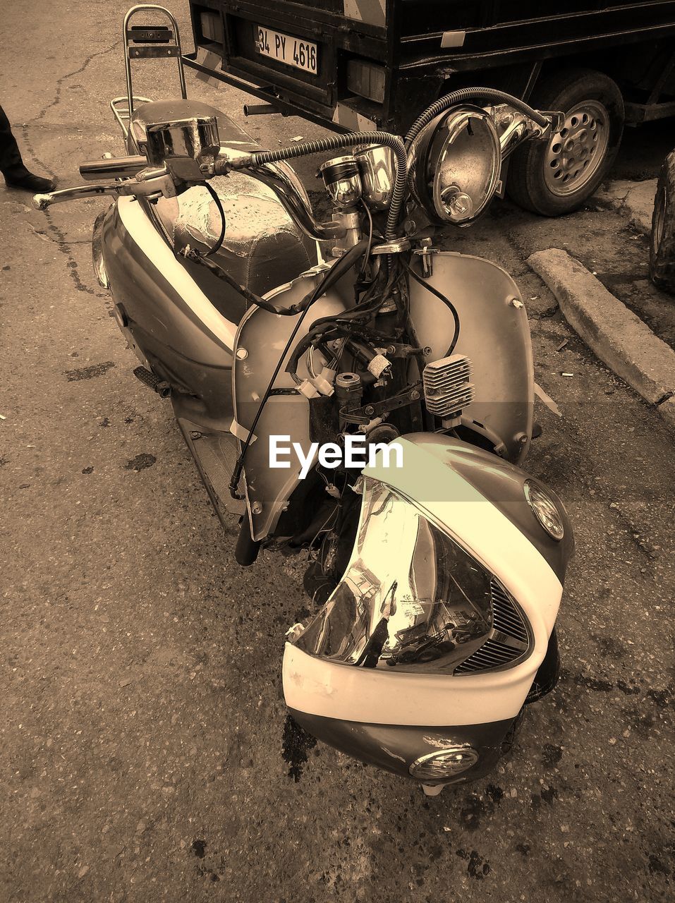 CLOSE-UP OF ABANDONED VINTAGE CAR