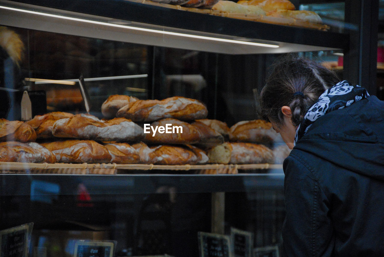 MAN PREPARING FOOD IN KITCHEN