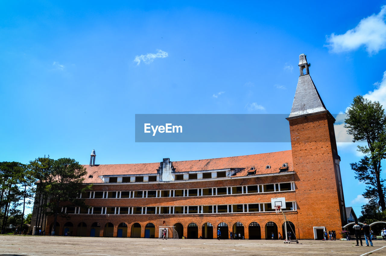 VIEW OF BUILT STRUCTURE AGAINST SKY