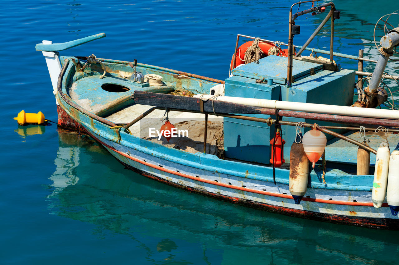 HIGH ANGLE VIEW OF BOAT MOORED IN SEA