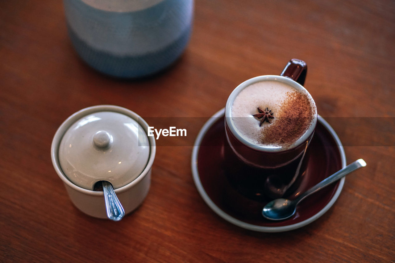 HIGH ANGLE VIEW OF COFFEE AND CUP ON TABLE