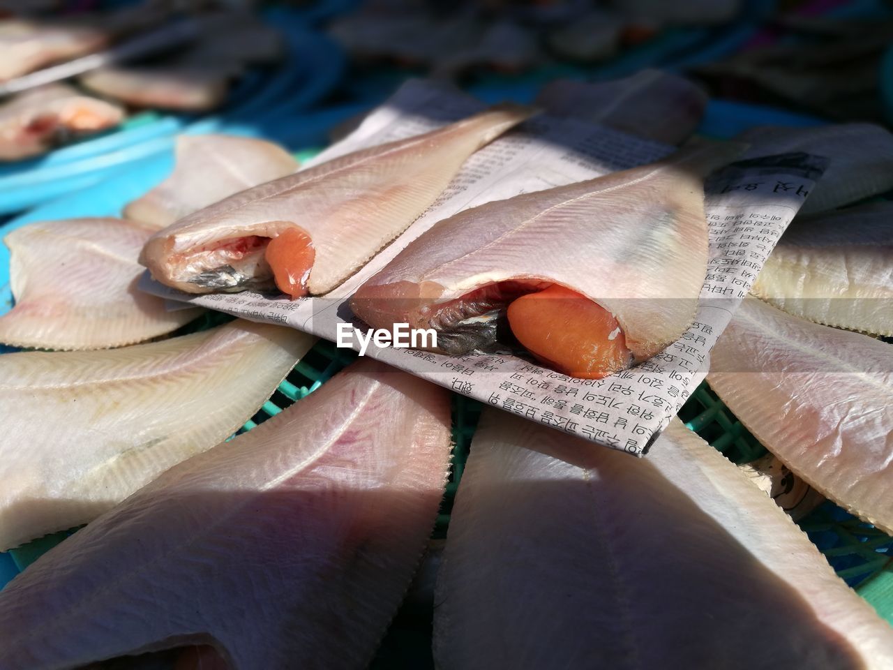 HIGH ANGLE VIEW OF FISH ON TRAY