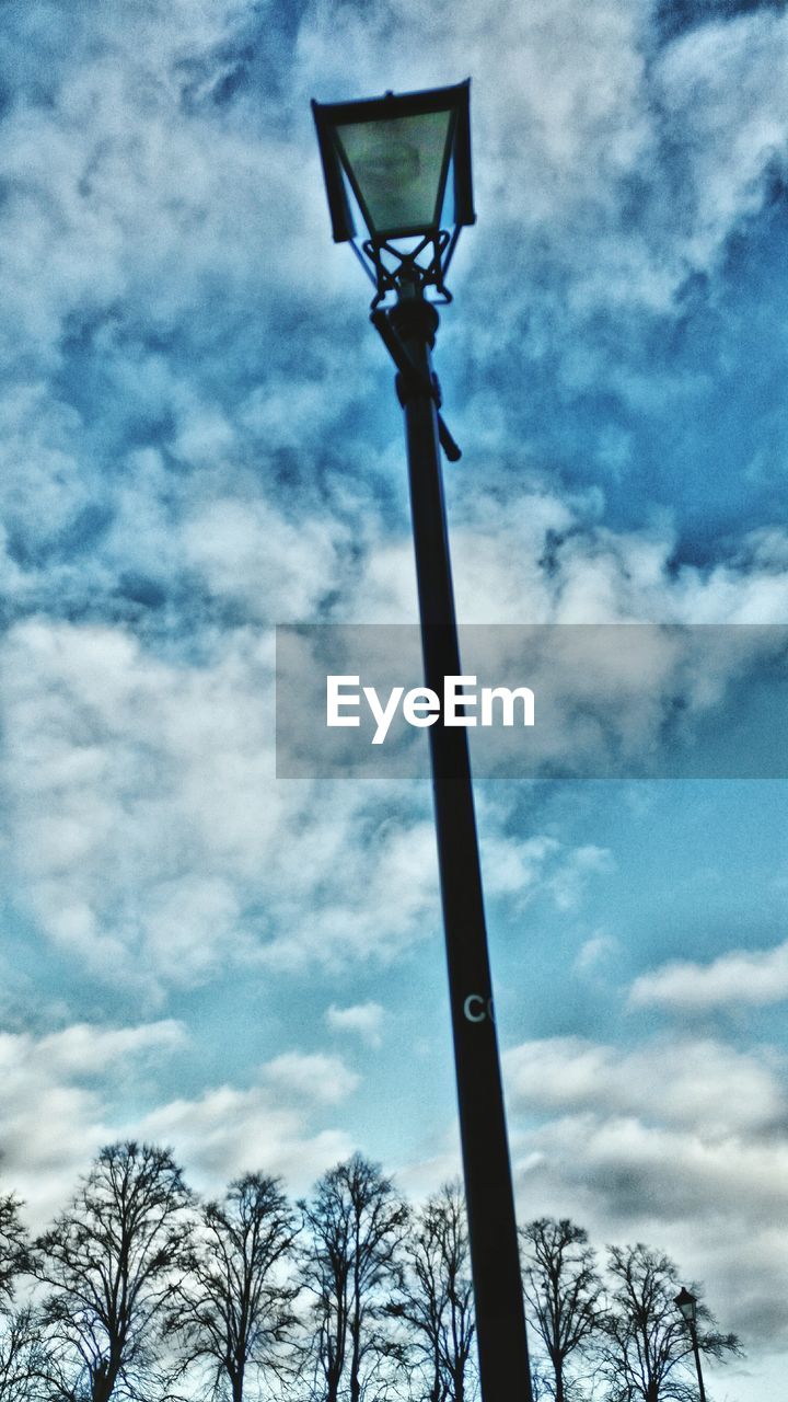 LOW ANGLE VIEW OF STREET LIGHT AGAINST CLOUDY SKY