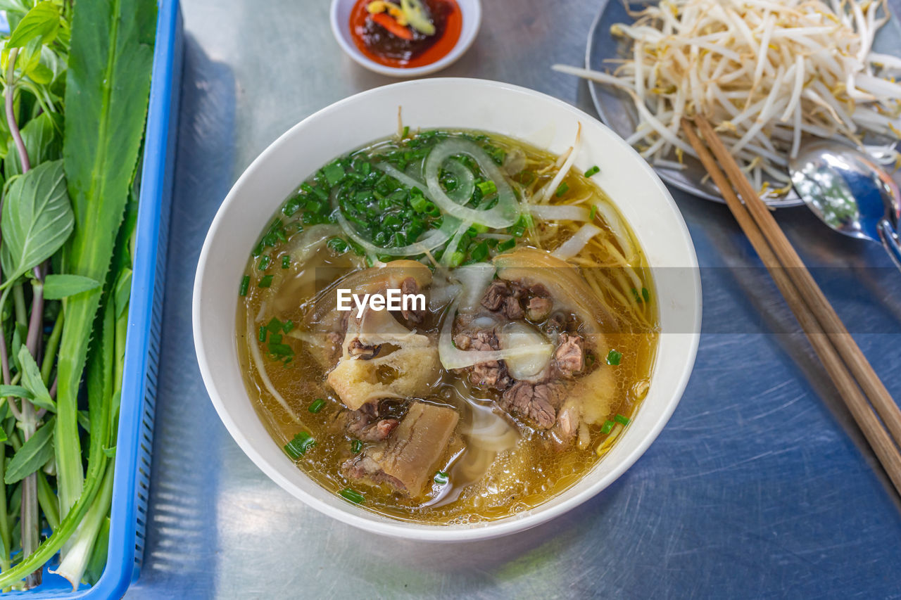 HIGH ANGLE VIEW OF SOUP IN BOWL ON TABLE