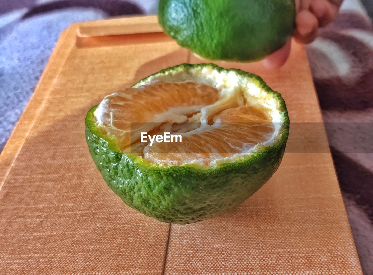 HIGH ANGLE VIEW OF BANANA ON CUTTING BOARD ON TABLE