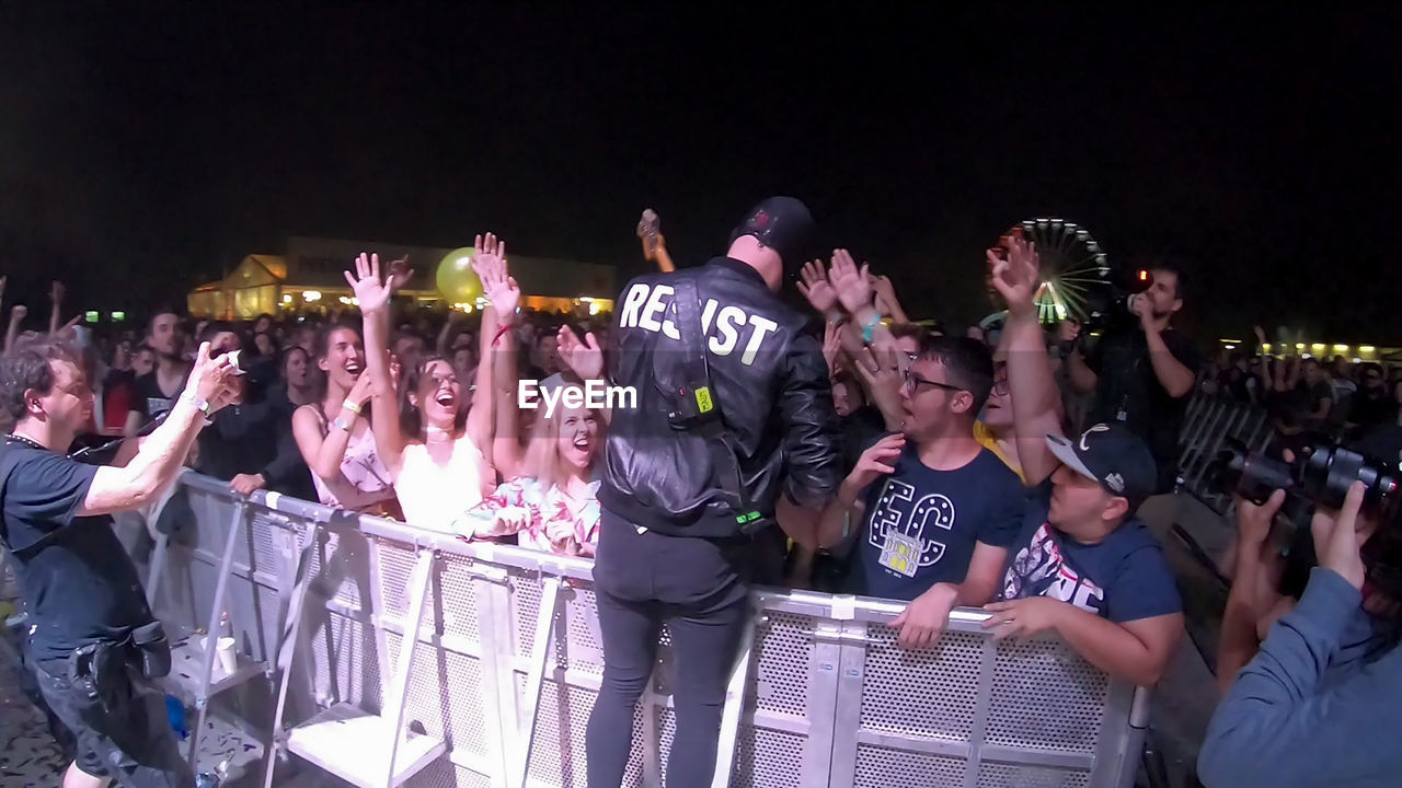 GROUP OF PEOPLE ENJOYING MUSIC CONCERT