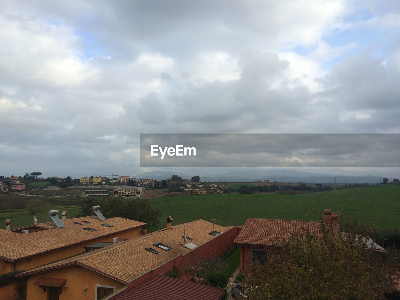 VIEW OF RESIDENTIAL DISTRICT AGAINST CLOUDY SKY