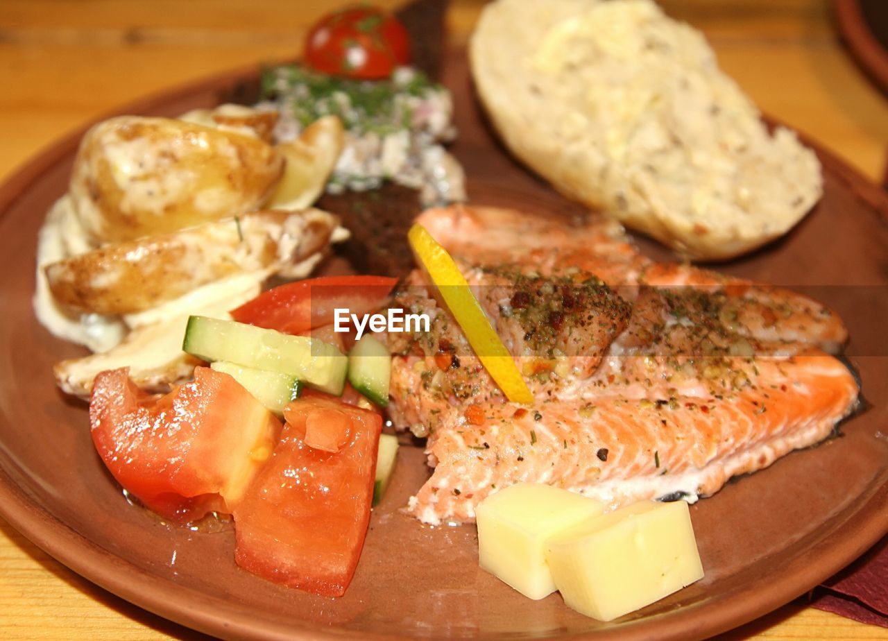 CLOSE-UP OF SERVING FOOD SERVED IN PLATE WITH SAUCE