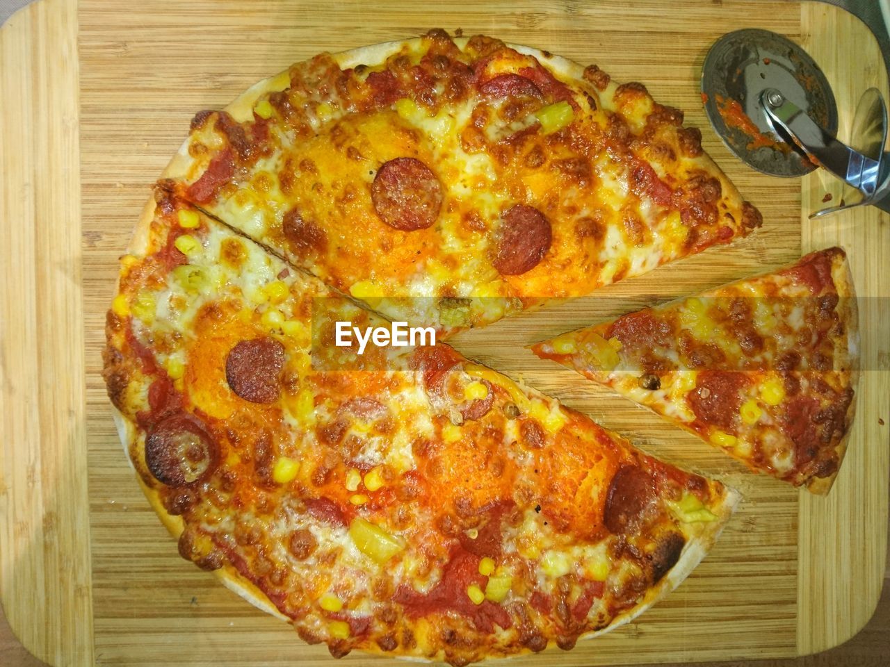 CLOSE-UP OF PIZZA ON PLATE