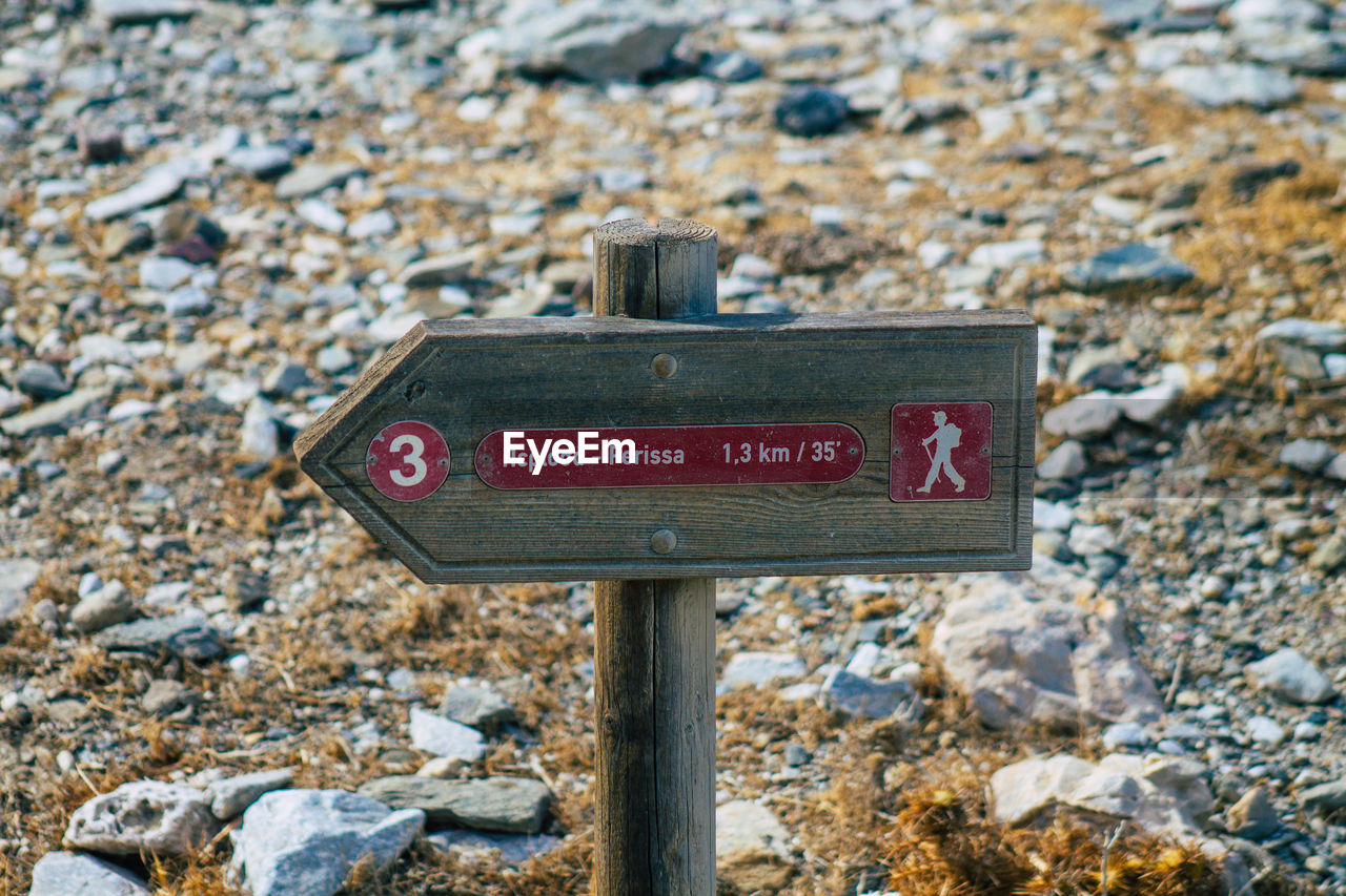 CLOSE-UP OF SIGNBOARD ON ROCK