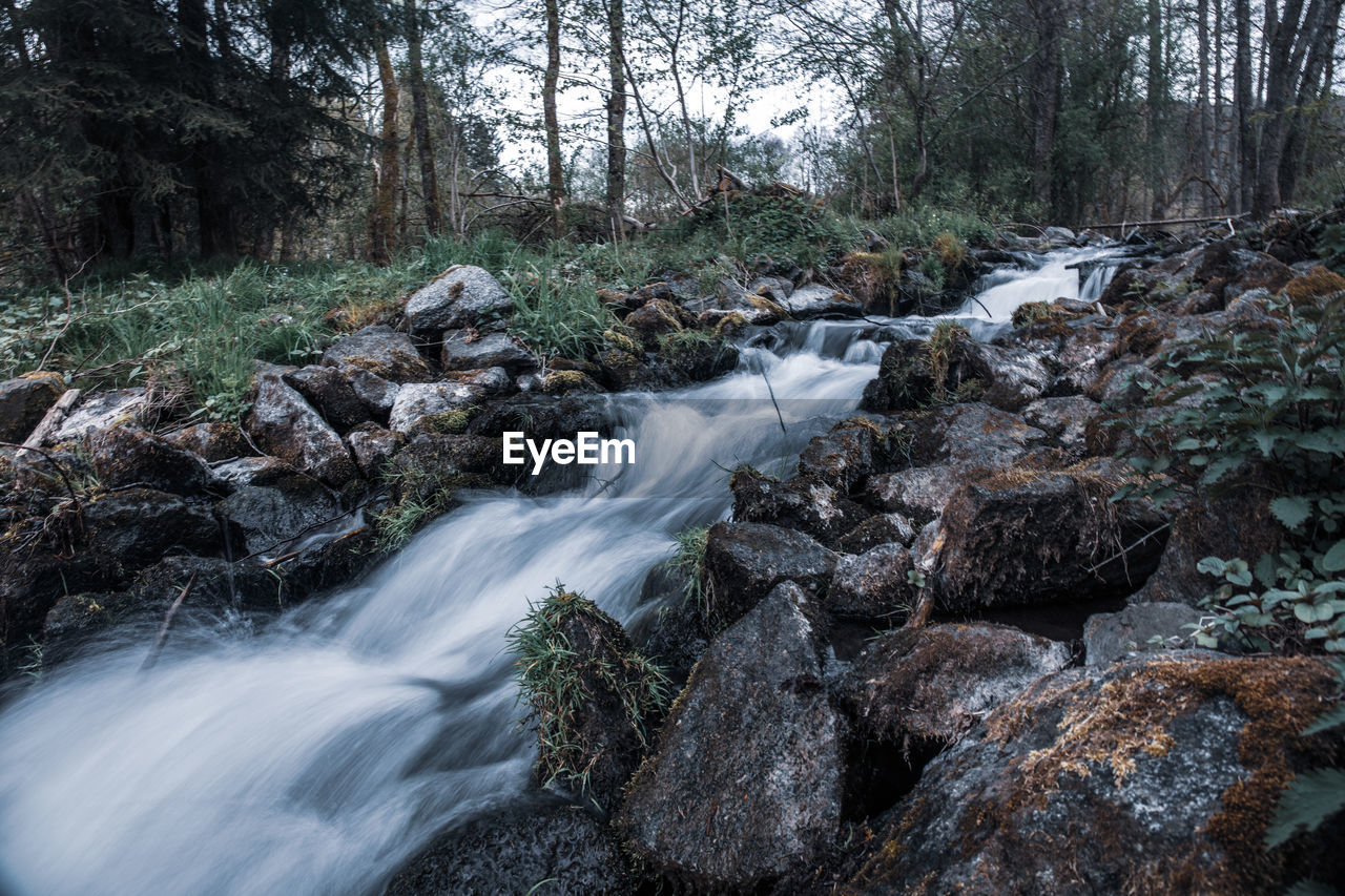 SCENIC VIEW OF STREAM FLOWING THROUGH ROCKS