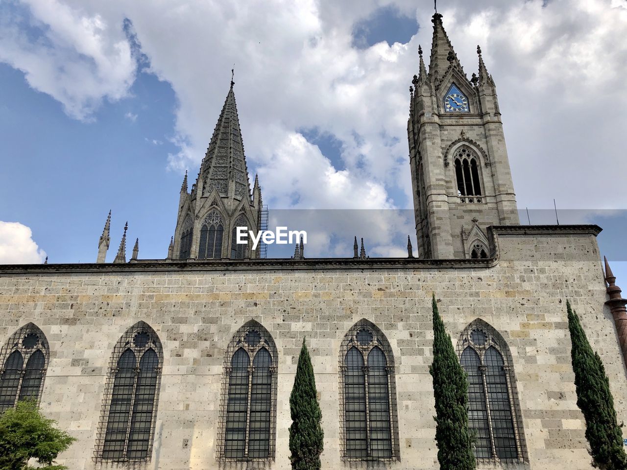 LOW ANGLE VIEW OF A BUILDING AGAINST SKY