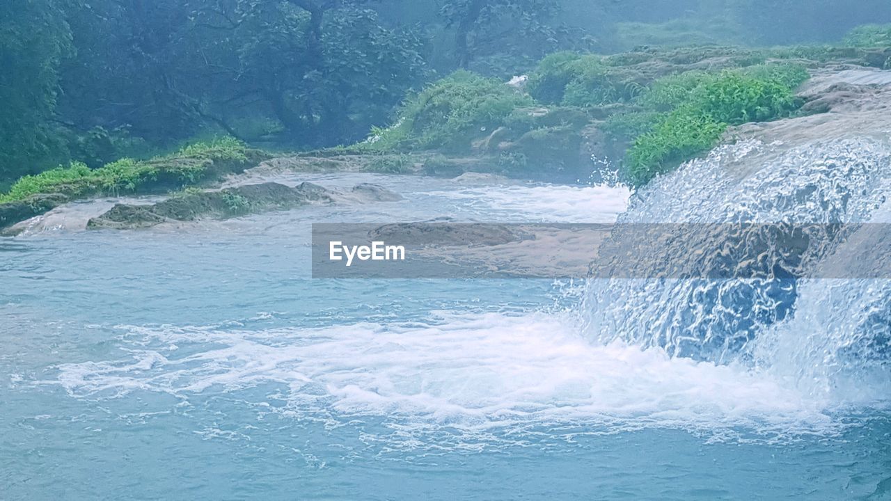 WAVES SPLASHING ON SEA