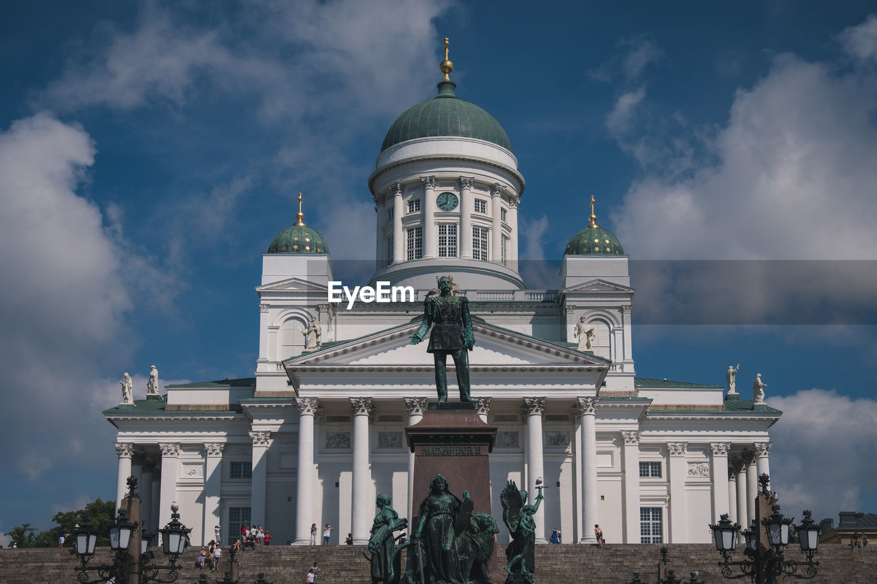 LOW ANGLE VIEW OF BUILDINGS AGAINST SKY