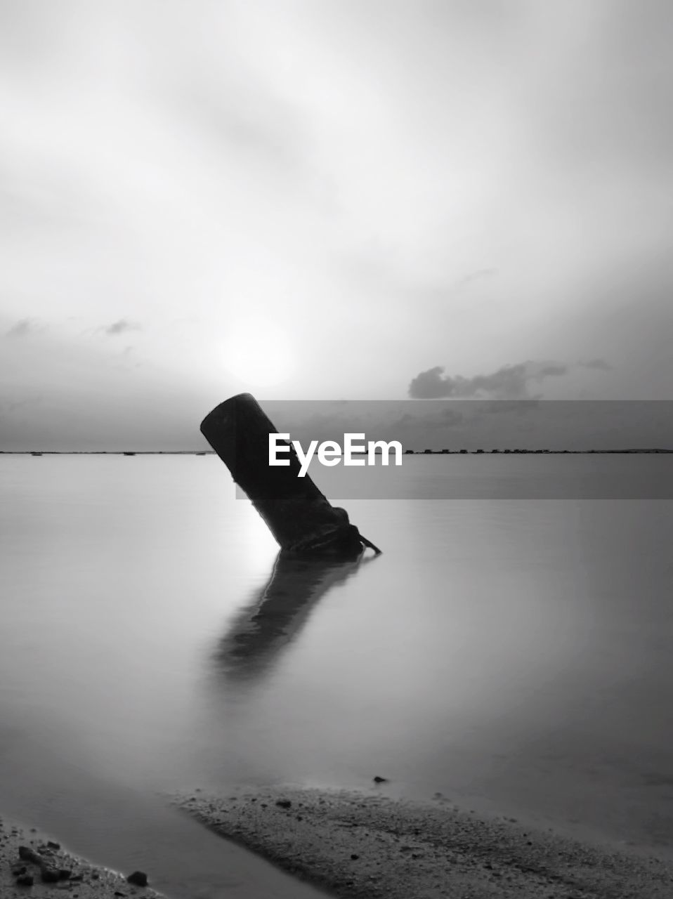 SCENIC VIEW OF SEA AGAINST SKY DURING FOGGY WEATHER