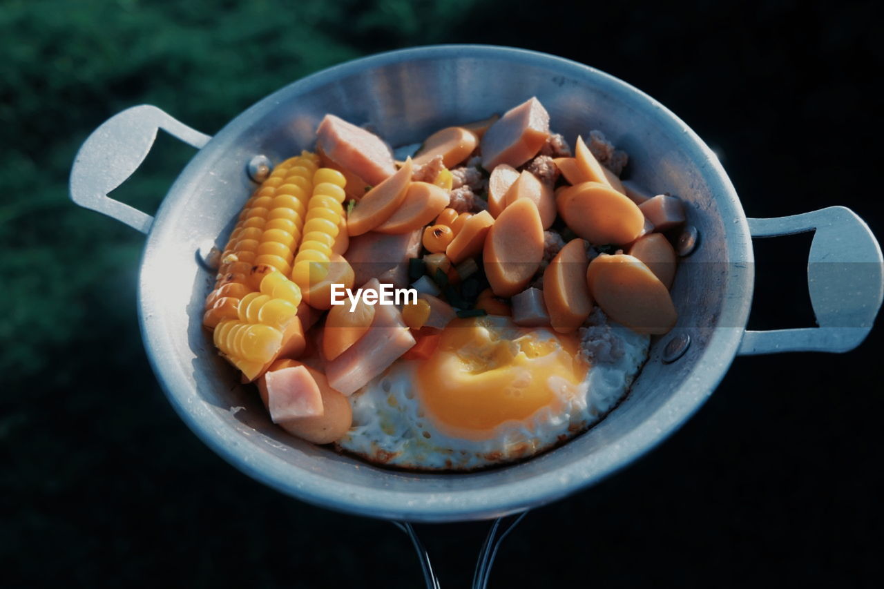 HIGH ANGLE VIEW OF VEGETABLES IN BOWL ON TABLE