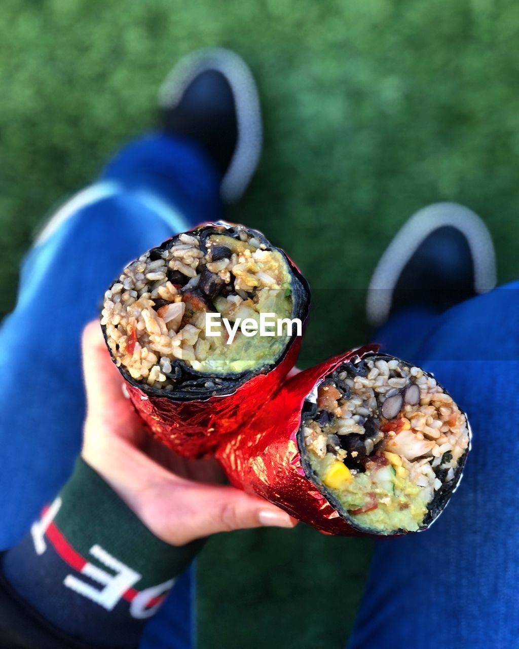 CLOSE-UP OF HAND HOLDING ICE CREAM CONE