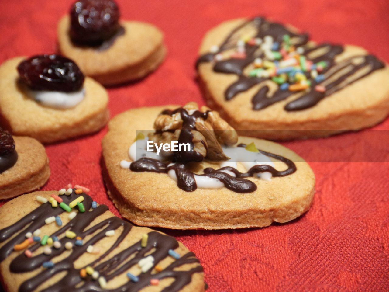 CLOSE-UP OF COOKIES IN PLATE