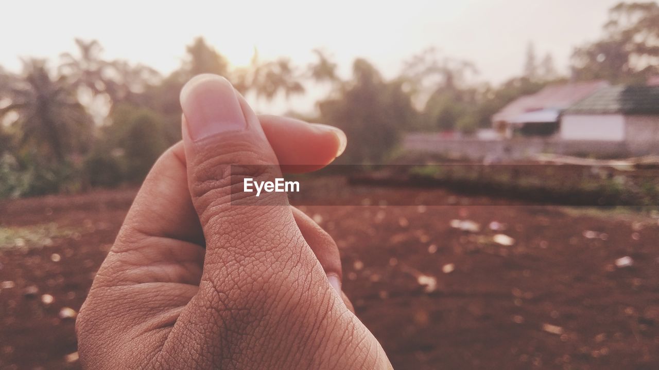 CLOSE-UP OF PERSON HAND HOLDING HANDS