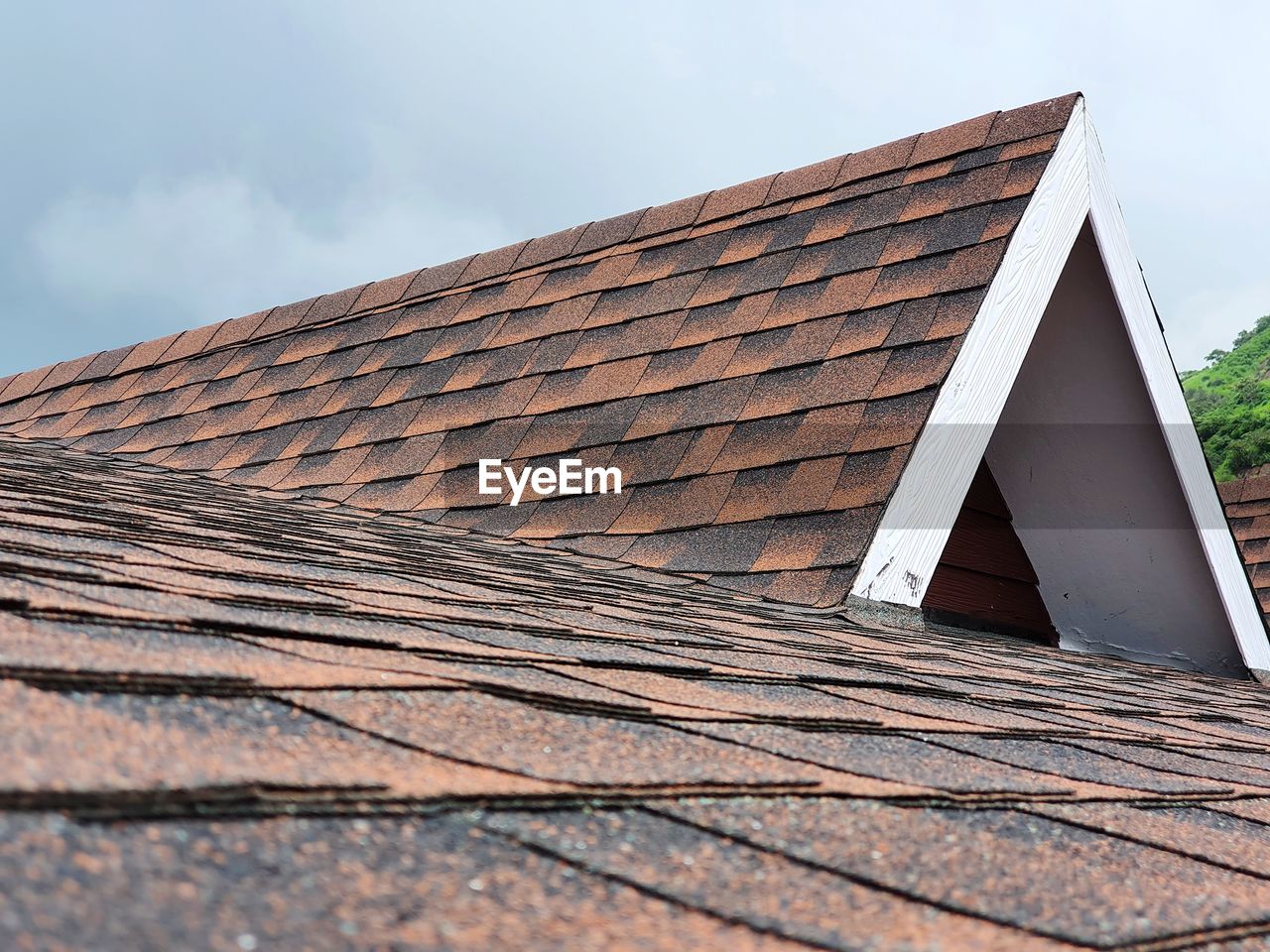 LOW ANGLE VIEW OF ROOF OF BUILDING