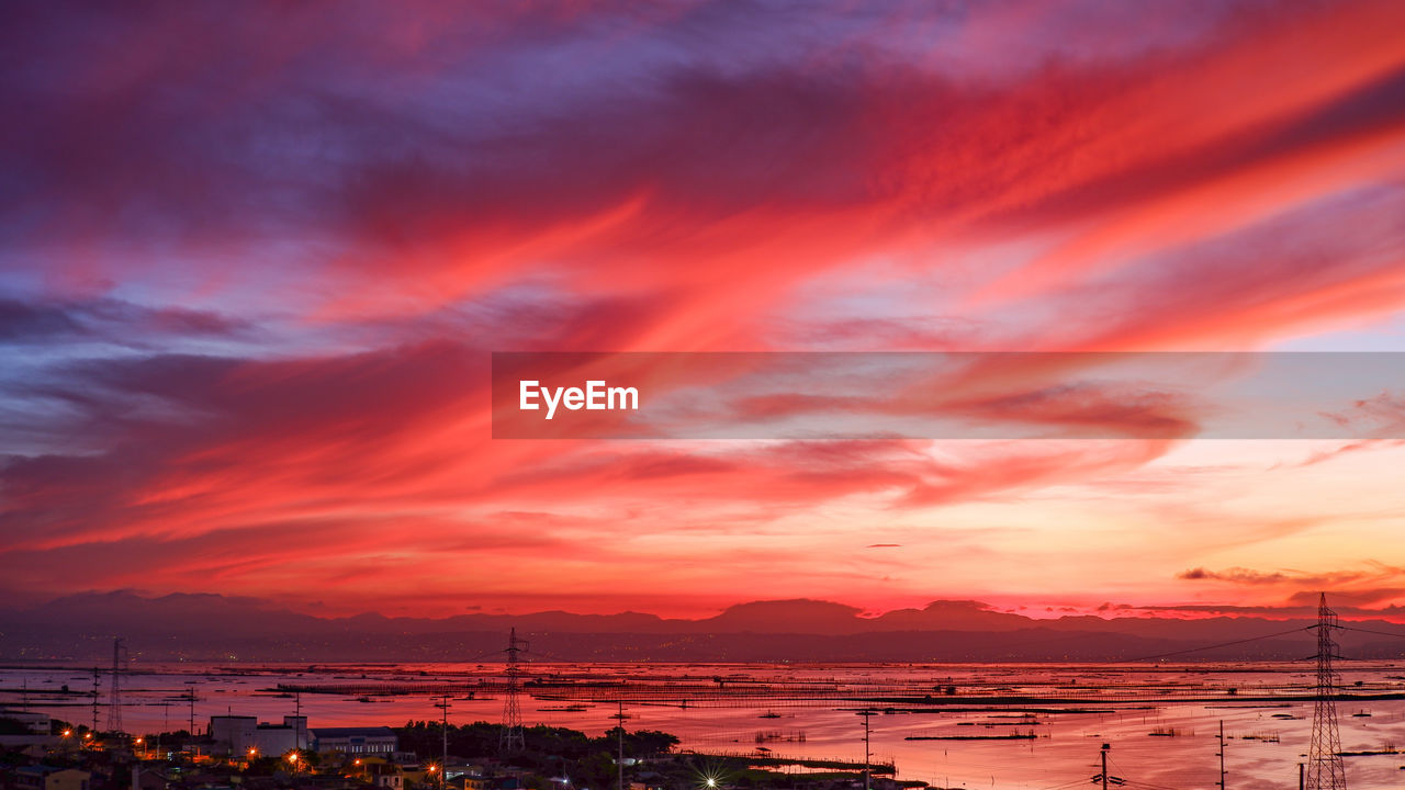 SCENIC VIEW OF SEA AGAINST DRAMATIC SKY