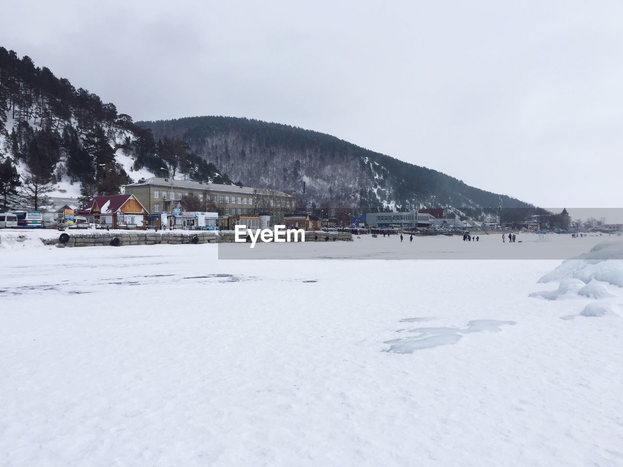 SCENIC VIEW OF SEA AGAINST SKY DURING WINTER