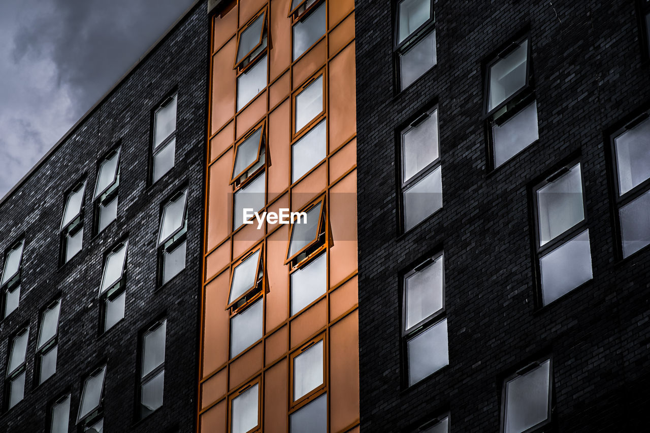 LOW ANGLE VIEW OF OFFICE BUILDING AGAINST SKY