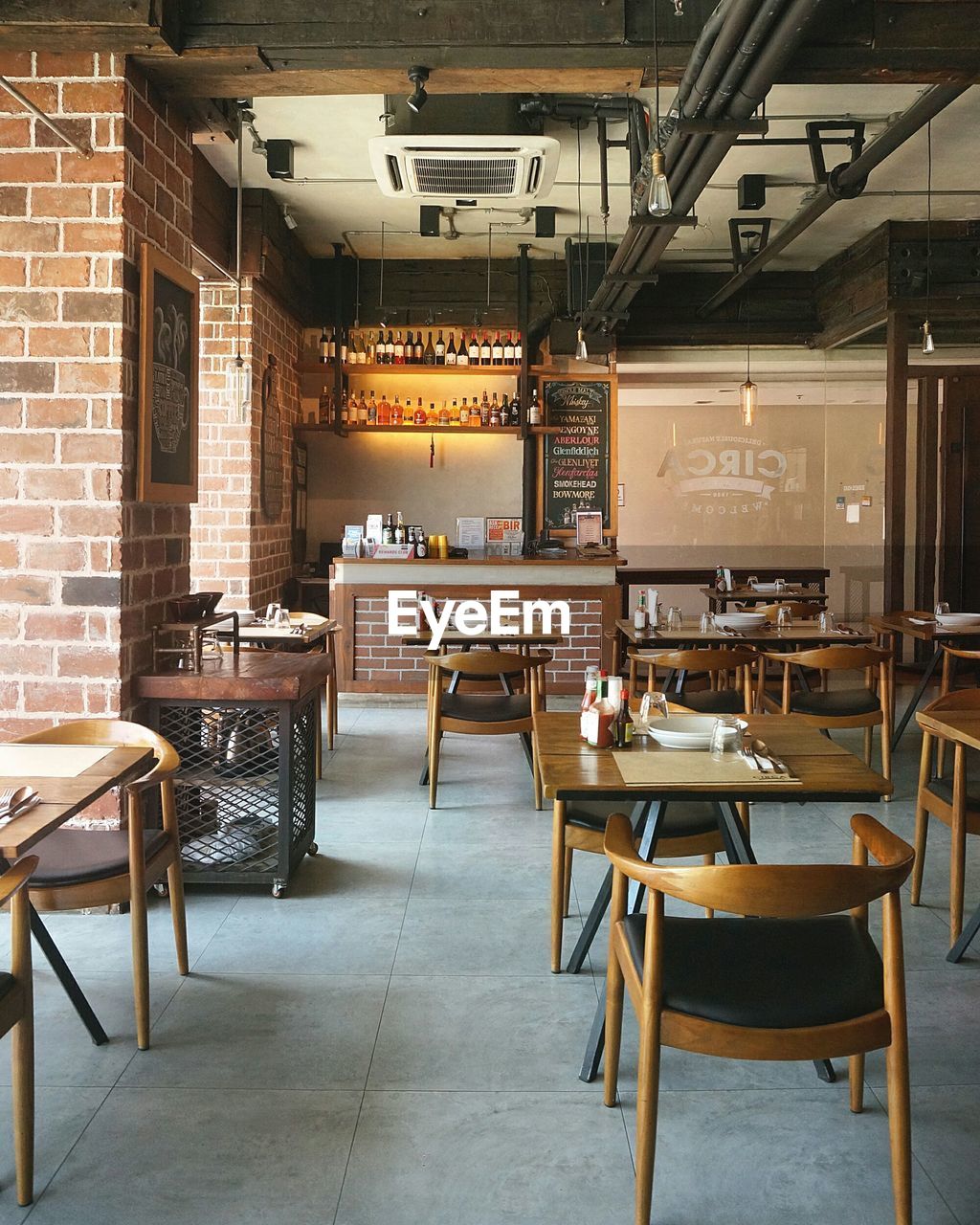 EMPTY CHAIRS AND TABLE IN RESTAURANT