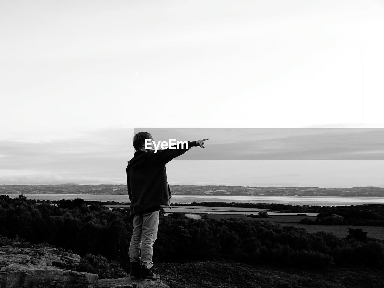 FULL LENGTH REAR VIEW OF MAN STANDING ON BEACH